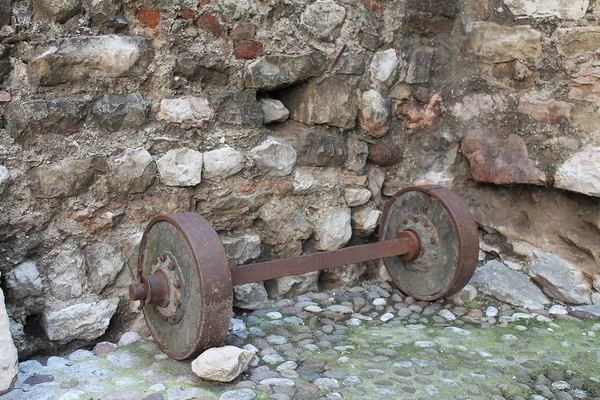 Antieke ijzeren wielen — Stockfoto