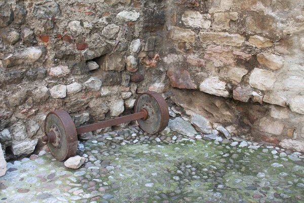 Античные железные колеса — стоковое фото