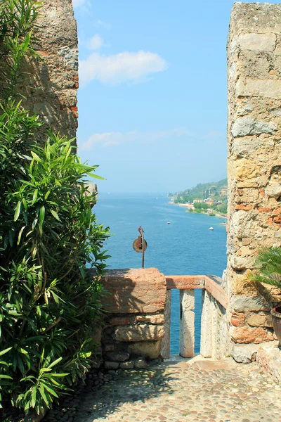 Vista sul lago di garda con l'antico balcone in pietra — Foto Stock