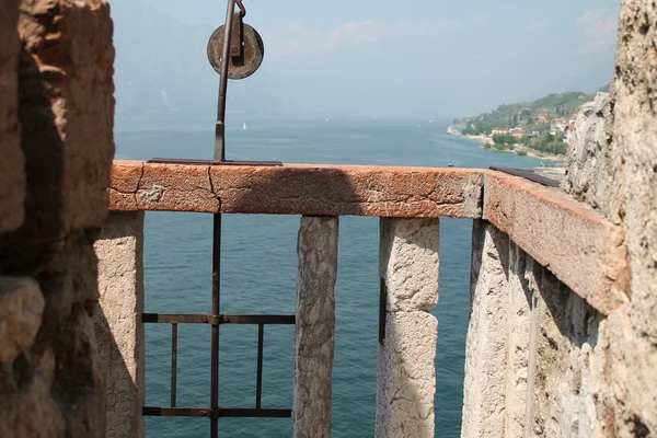 Views of lake garda with the ancient stone balcony — Stock Photo, Image