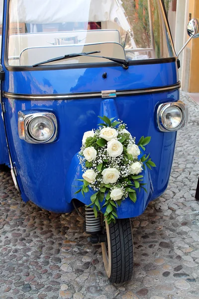 Bridal bouquet on blue motorcycles — Stock Photo, Image