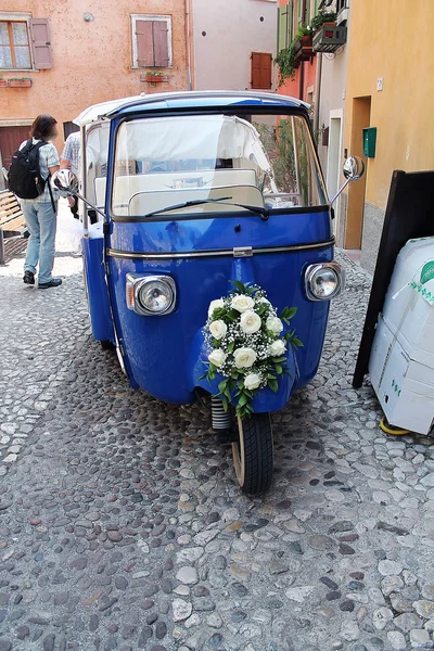 Bouquet de mariée sur motos bleues Photo De Stock