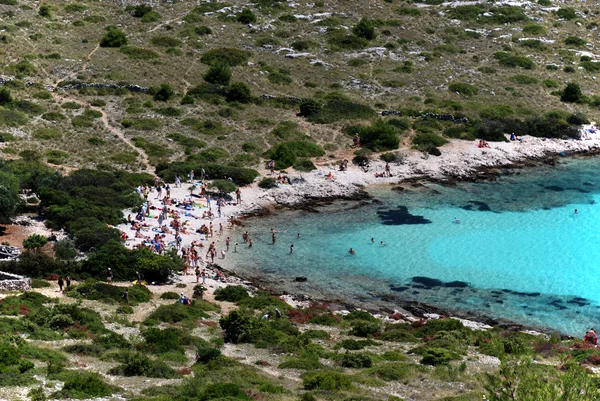 Plage sur l'île de Kornati avec beaucoup de touristes Images De Stock Libres De Droits
