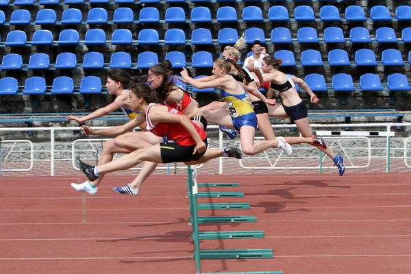Yalta, Ukrajina - 24 květen dívky 17 let v závodě překážek na mezinárodní atletické setkat Ukrajina - Turecko - Bělorusko 24 květen, 2012 v yalta, Ukrajina — Stock fotografie