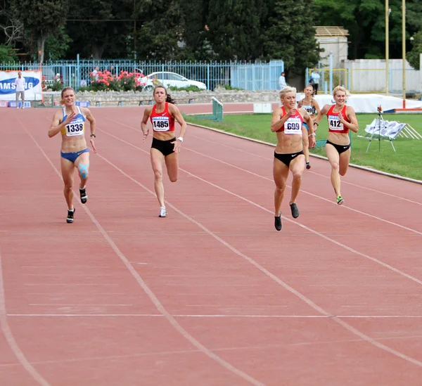 Yalta, Ucrania, 28 de mayo: (L-R) Piatochenko Viktoria, Bryzgina Elyzaveta, Mariya Ryemyen y Pogrebniak Natalia en la meta de 200 metros de carrera en la Copa de Ucrania en Atletismo, el 28 de mayo de 2012 en Yal — Foto de Stock