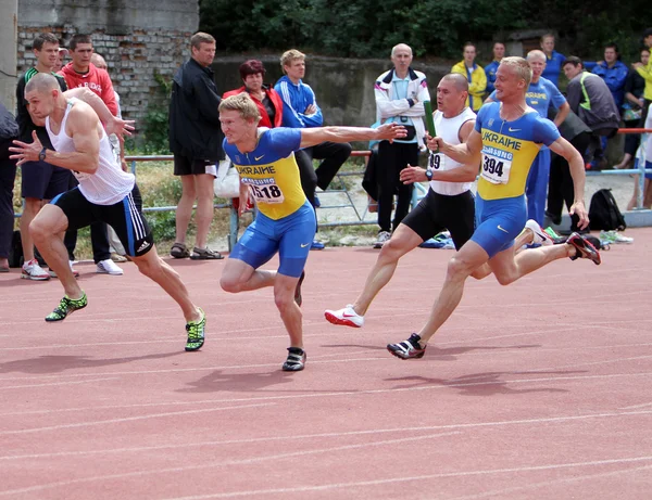 雅尔塔，乌克兰，5 月 29 日： 不明身份的人，在接力赛跑中对乌克兰杯竞技体育，在 2012 年 5 月 29 日在乌克兰雅尔塔 — 图库照片