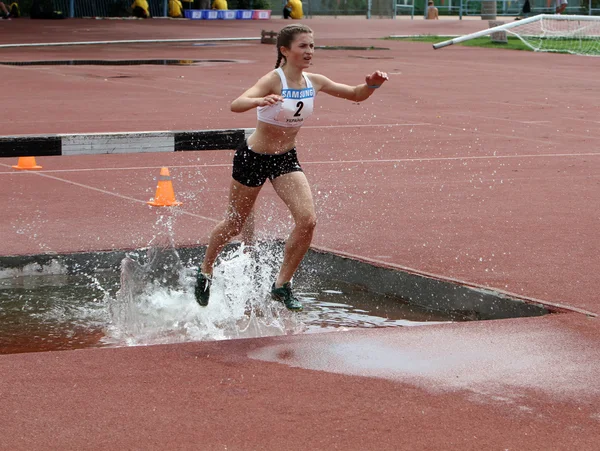 Girl competes in the 2000 Meter Steeplechase competition — Stock Photo, Image