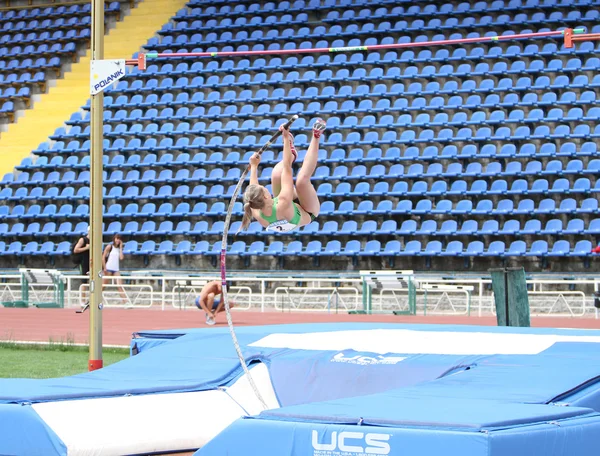 Girl competes in pole vault competition — Stock Photo, Image