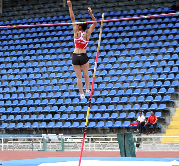 Girl competes in pole vault competition — Stock Photo, Image