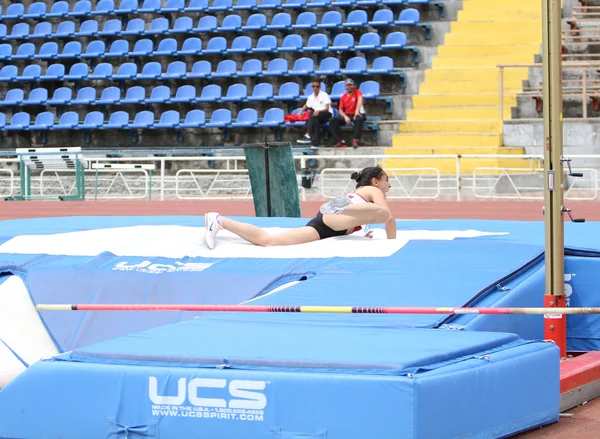 Chica compite en pole bóveda competencia —  Fotos de Stock