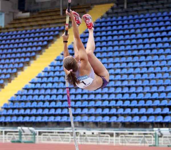 Menina compete na competição salto pólo — Fotografia de Stock