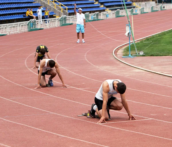 Chlapci soutěží v závodu na 400 metrů — Stock fotografie