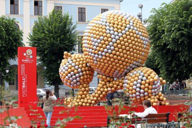 Chernivtsi, Ukrayna - Haziran 08: sanat tesisat futbol topları Euro'ya yakın 2012 Merkezi Meydanı chernivtsi, Ukrayna 08 Haziran 2012'de. 1.600 futbol topları oluşur.