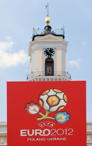 CHERNIVTSI, UKRAINE - JUNHO 08: Logotipo oficial do Campeonato Europeu de Futebol da UEFA EURO 2012 Polónia - Ucrânia na Praça Central de Chernivtsi, Ucrânia, em 08 de junho de 2012 . — Fotografia de Stock