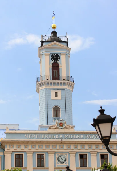 Stadhuis van Tsjernivtsi stad, gelegen op het centrale plein in chernivtsi, Oekraïne. — Stockfoto