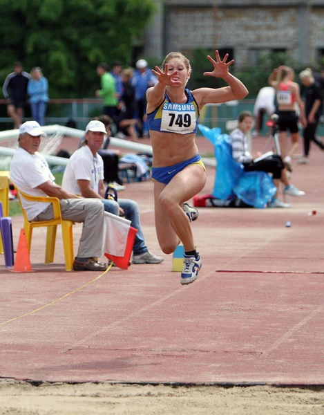 Nikolaeva イリーナの陸上競技、ウクライナ カップで三段跳びの競争で競うヤルタ、ウクライナで 2012 年 5 月 29 日. — ストック写真