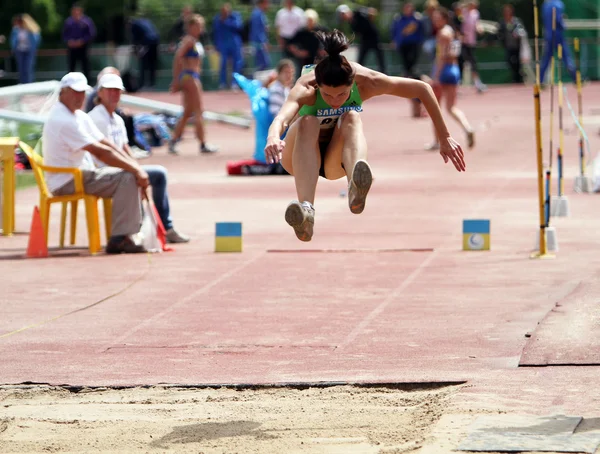 Knjazeva hanna concurreert in de long jump competitie op Oekraïense beker in Atletiek, op 29 mei 2012 in yalta, Oekraïne. — Stockfoto