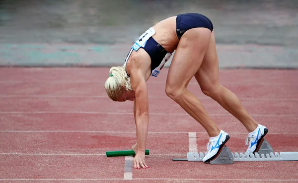 Pigida Natalia på starten på relæet race på Ukrainsk Cup i Athletics, den 29. maj 2012 i Jalta, Ukraine  . - Stock-foto