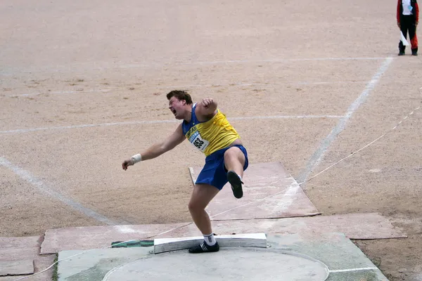 Savitsky Dmytro competes in the shot put competition on Ukrainian Cup in Athletics, on May 29, 2012 in Yalta, Ukraine . — Stock Fotó