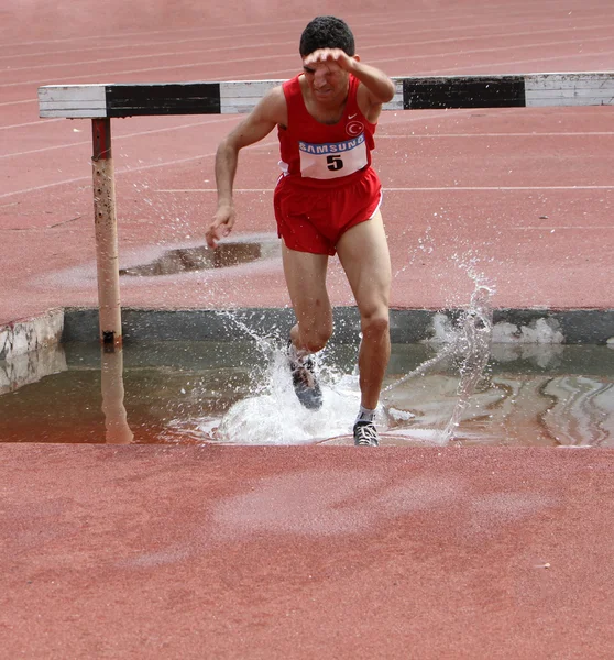 Tekal Ersin da Turquia compete na corrida de 2000 Meter Steeplechase no encontro atlético internacional de jovens entre Ucrânia, Turquia, Bielorrússia em 24 de maio de 2012 em Yalta, Ucrânia — Fotografia de Stock
