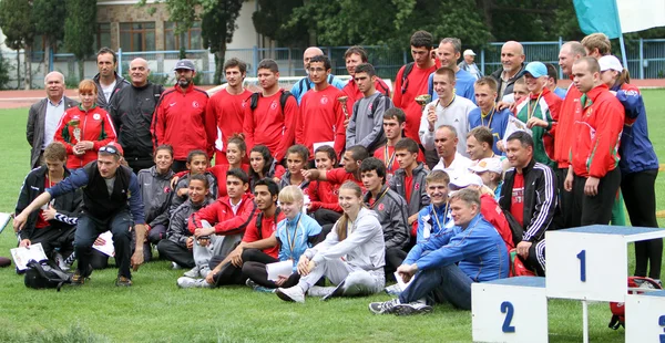 Sportovci na mezinárodní atletické setkat mezi Ukrajinou, Tureckem a Běloruskem na květen 25, 2012 v yalta, Ukrajina. — Stock fotografie