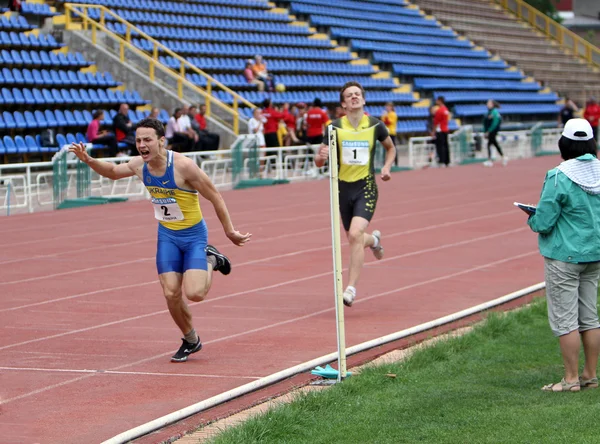 Yalta, Ucrania - 25 de mayo: atletas en el encuentro atlético internacional entre UCRANIA, TURQUÍA y BÉLARO el 25 de mayo de 2012 en Yalta, Ucrania . —  Fotos de Stock