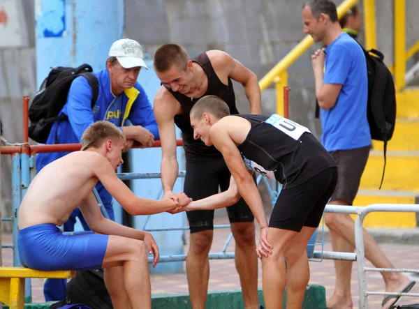 2012 年 5 月 25 日ヤルタ、ウクライナのウクライナ、トルコ、ベラルーシ間会う国際陸上競技の選手. — ストック写真