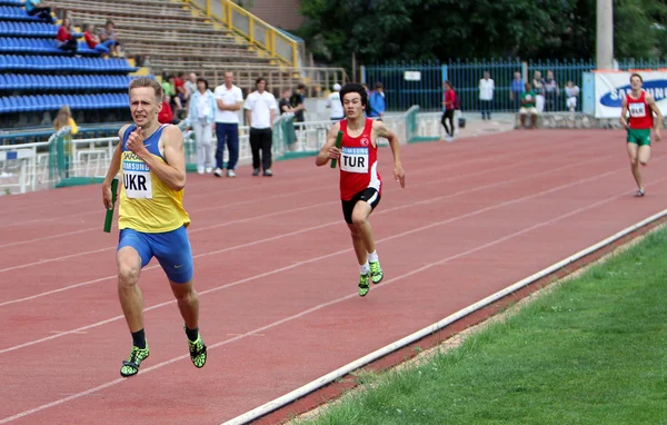 ヤルタ、ウクライナ - 5 月 25 日: 2012 年 5 月 25 日ヤルタ、ウクライナ、ウクライナ、トルコ、ベラルーシ間会う国際陸上競技の選手. — ストック写真