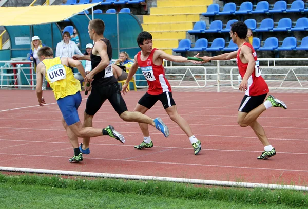 YALTA, UCRANIA - 25 DE MAYO: (L-R) Pozdniakov Oleksei, Pozhar Dmitro, Altintash Batuhan, Uznal Enis on relay race on the athletic meet between UCRANIA, TURQUÍA, BELARUS on 25 de mayo de 2012 in Yalta, Ukraine — Foto de Stock