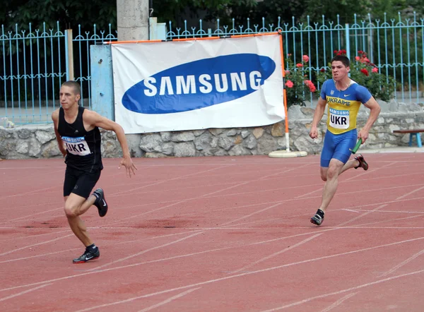 Jalta, Ukraina - 25 maj: idrottare på internationella athletic träffas mellan Ukraina, Turkiet, Vitryssland den 25 maj 2012 i Jalta, Ukraina. — Stockfoto