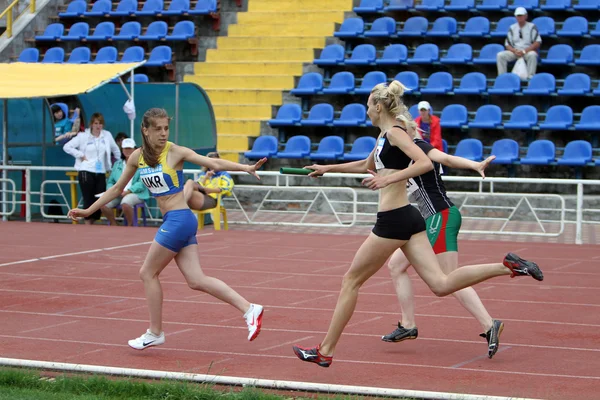 Yalta, Ukrajina - květen 25: sportovci na mezinárodní atletické setkat mezi Ukrajinou, Tureckem a Běloruskem na květen 25, 2012 v yalta, Ukrajina. — Stock fotografie