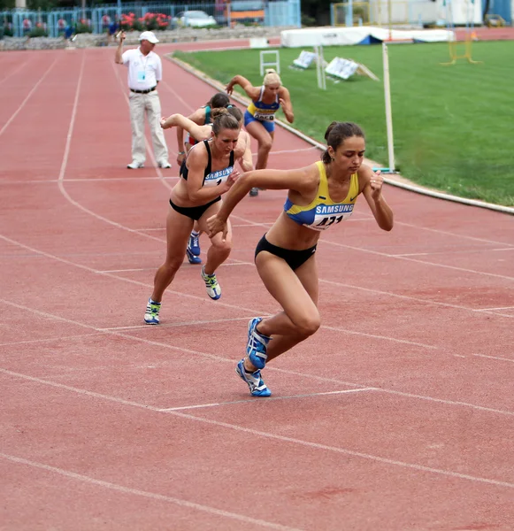 Jalta, Ukraina - 25 maj: idrottare på internationella athletic träffas mellan Ukraina, Turkiet, Vitryssland den 25 maj 2012 i Jalta, Ukraina. — Stockfoto
