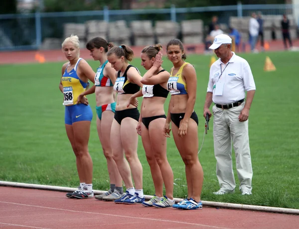 Yalta, ukraine - 25. Mai: Athleten des internationalen Leichtathletik-Meetings zwischen der Ukraine, der Türkei und Weißrussland am 25. Mai 2012 in yalta, Ukraine. — Stockfoto