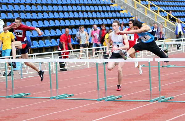 Athleten auf dem internationalen Leichtathletik-Meeting zwischen der Ukraine, der Türkei und Weißrussland am 25. Mai 2012 in Yalta, Ukraine. — Stockfoto