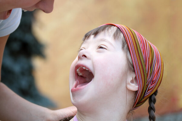 Счастливые семейные моменты - мать и ребенок веселятся
.