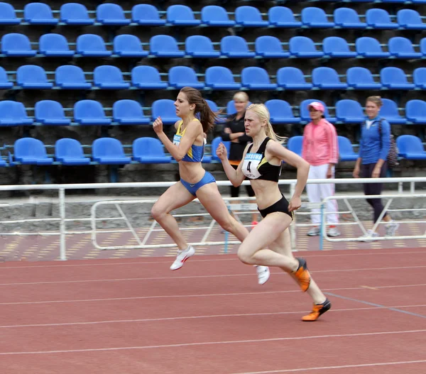 Idrottare på internationella athletic träffas mellan Ukraina, Turkiet, Vitryssland den 25 maj 2012 i Jalta, Ukraina. — Stockfoto