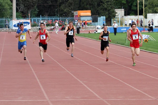 Atletas no encontro atlético internacional entre a UCRÂNIA, TURQUIA e BÉLGICA em 25 de maio de 2012 em Yalta, Ucrânia . — Fotografia de Stock