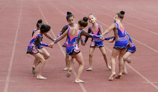 Девушки выступают на церемонии открытия — стоковое фото