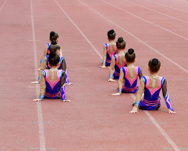 Девушки выступают на церемонии открытия — стоковое фото