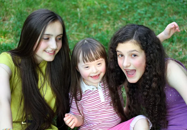 Glückliches kleines Mädchen mit Schwestern — Stockfoto