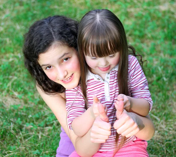 Portrait of beautiful young girls in the park — Stock Photo, Image