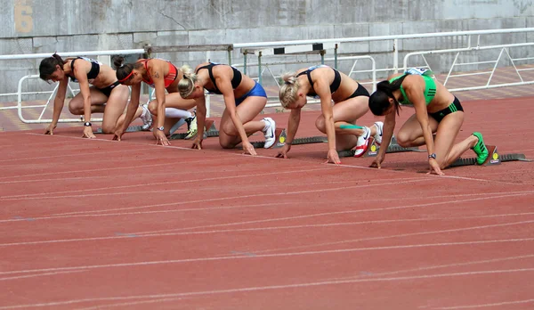 Sinitsa Ina, Kuzminok Oksana, Mohnuk Nastia, Fedorova Alina, Melnichenko Anna competem em heptathlon na Copa da Ucrânia no Atletismo em 28 de maio de 2012 em Yalta, Ucrânia . — Fotografia de Stock