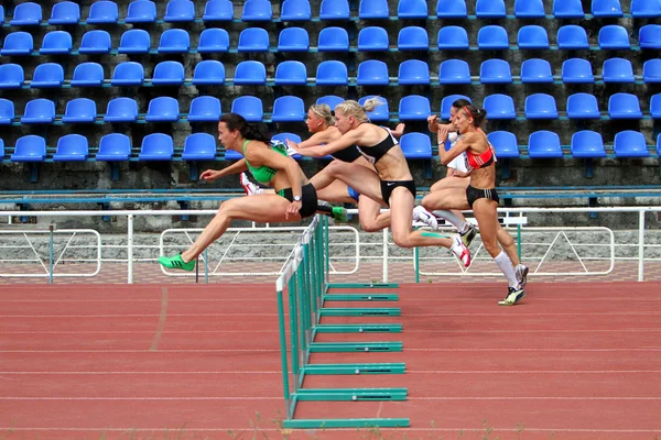 Melnichenko Anna, Fedorova Alina, Mohnuk Nastia, Sinisa Ina, Kuzminok Oksana gareggiano in eptathlon sulla Coppa Ucraina di atletica leggera il 28 maggio 2012 a Yalta, Ucraina . — Foto Stock
