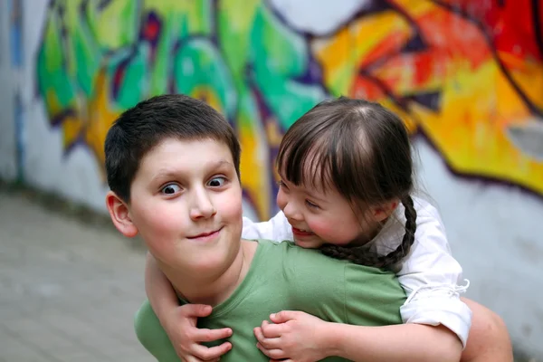 Хлопчик і дівчинка разом на дитячому майданчику . — стокове фото