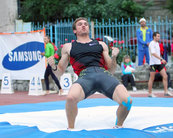 Максим Мазурик на соревнованиях по прыжкам с шестом — стоковое фото