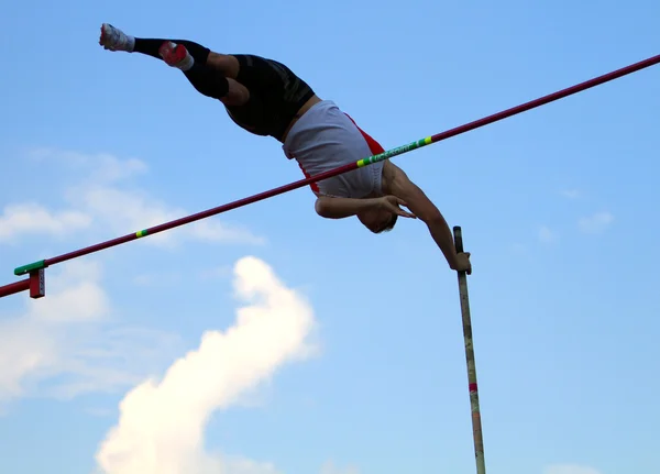 Haletski rostislav 2012 年 6 月 1 日にヤルタ、ウクライナのウクライナ ジュニア陸上選手権大会に、棒高跳びの競争で競う — ストック写真