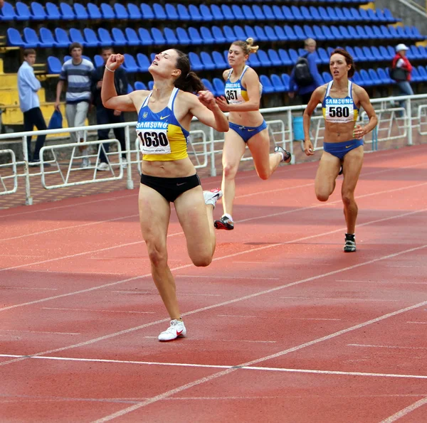 YALTA, UCRANIA - 01 DE JUNIO: (L-R) Kolesnichenko Olena, Slusarenko Katerina, Lebed Anastasia compiten en la carrera de 400 metros — Foto de Stock