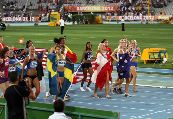 Les filles après l'arrivée de l "épreuve d'Heptathlon aux Championnats du monde juniors de l'IAAF le 13 juillet 2012 à Barcelone, Espagne . — Photo
