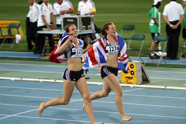 Девушки после финиша соревнования по семиборью на чемпионате мира среди юниоров 13 июля 2012 года в Барселоне, Испания . — стоковое фото