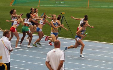 Barcelona, İspanya - 15 Temmuz: atletler yarışmak 2012 IAAF Dünya Gençler Atletizm Şampiyonası'nda 4 x 400 bayrak yarışında 15 Temmuz 2012 tarihinde barcelona, İspanya.